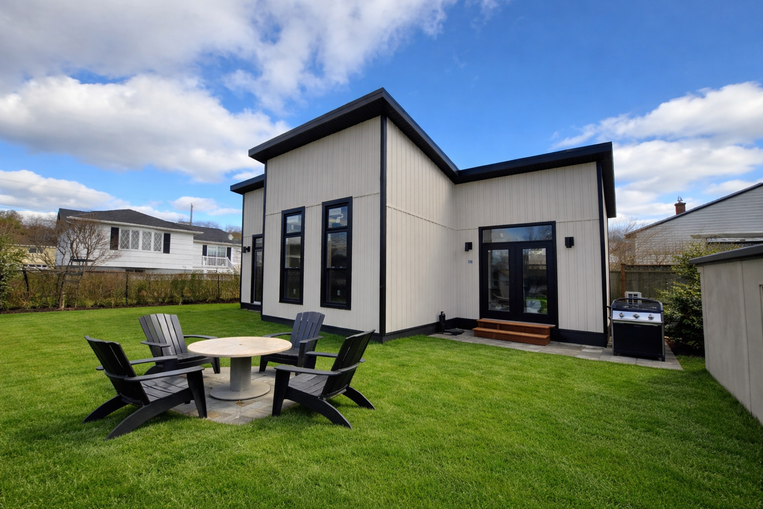 Suite secondaire terminée avec terrasse et aménagement paysager